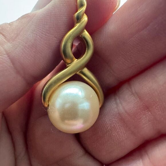 Good Tone Pearl Drop Earrings - Picture 3 of 7